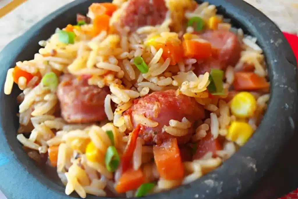 Arroz de linguiça, um arroz temperado com legumes e linguiça que é uma delícia