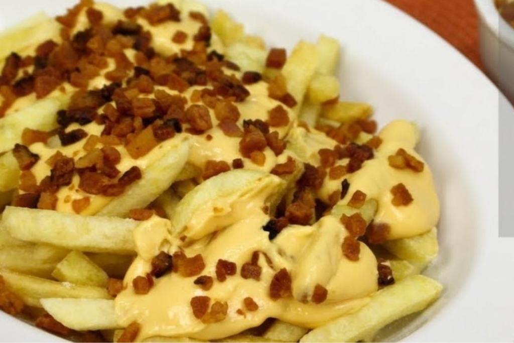 Batata frita com creme de cheddar e bacon que vai deixar todo mundo querendo mais