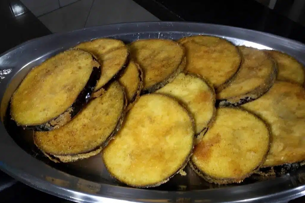 Berinjela empanada frita e sequinha, um acompanhamento perfeito para qualquer dia