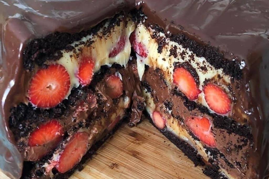 Bolo bombom de morango com chocolate, desse não vai sobrar nem uma fatia