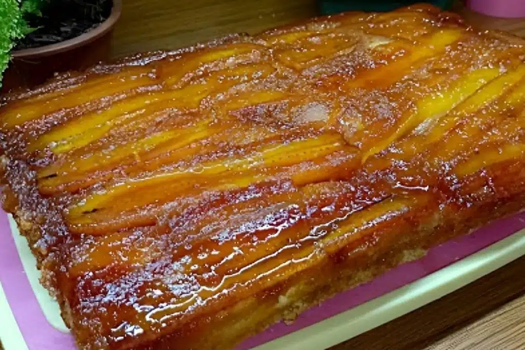 Bolo de banana de liquidificador com banana caramelada, uma delícia que vai do lanche à sobremesa