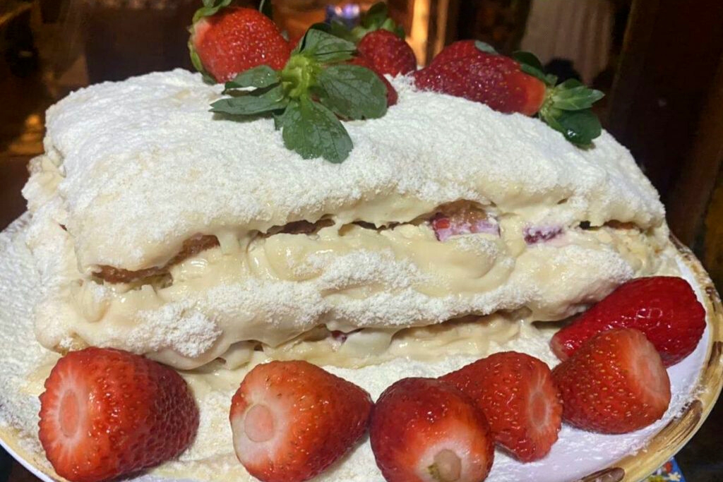 Bolo de morango com ninho, receita perfeita pra você servir no natal e ano novo