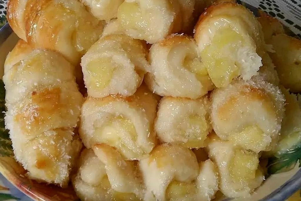 Enroladinho de queijo com cobertura de coco e leite condensado, você vai se apaixonar 