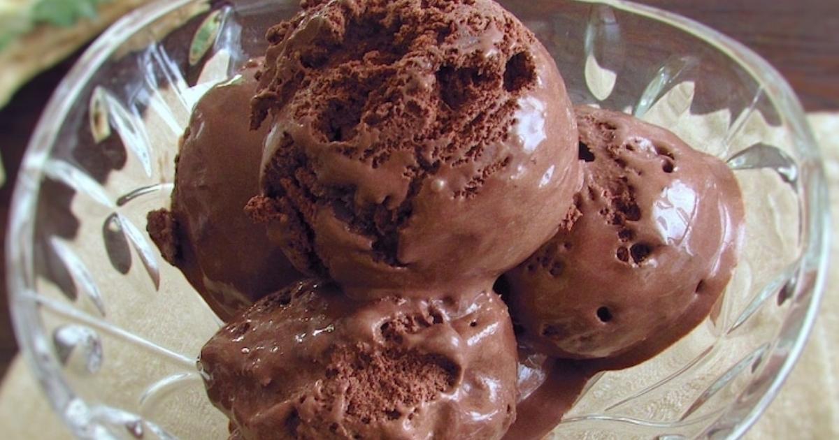 Gelado de chocolate caseiro, simples de preparar e muito cremoso