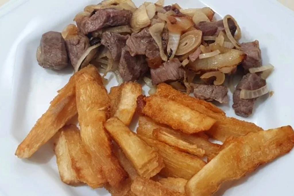 Mandioca frita com carne acebolada, para acompanhar aquela cervejinha no fim de semana