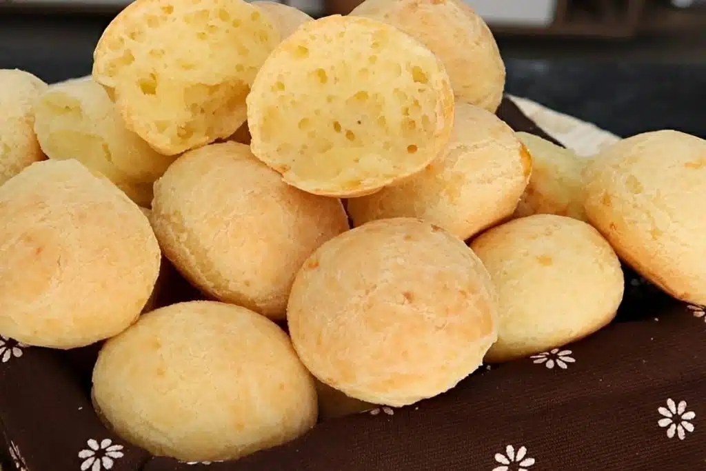 Pão de queijo caseiro crocante por fora e macio por dentro, perfeito com um cafézinho