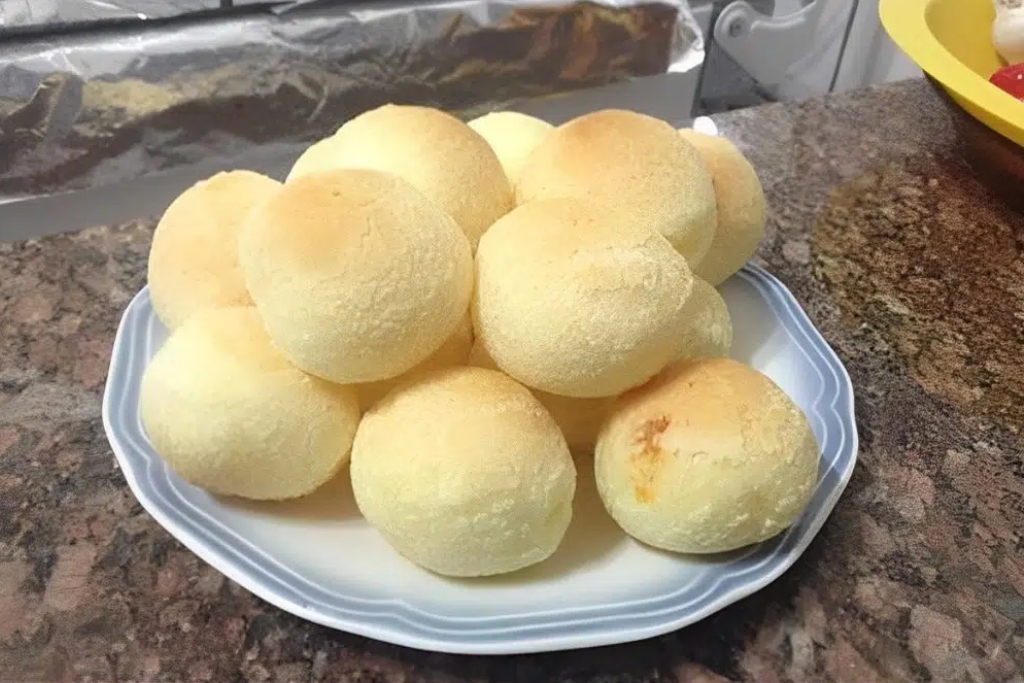 Pão de queijo de liquidificador, bata tudo e está pronto seu lanchinho delicioso