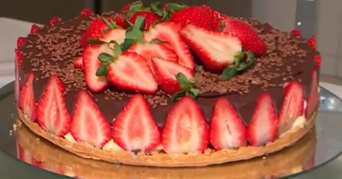 Torta sensação mistura de doce de leite morango e chocolate, maravilhosa