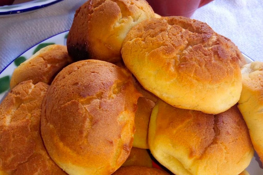 Tradicionalmente mineira, essas broinhas de fubá com queijo estão sempre presentes em nosso café desde o início do século XIX