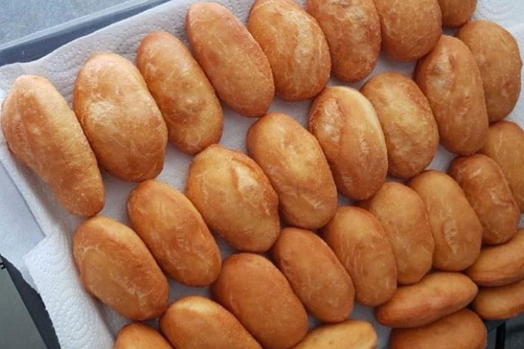 Bolinho bico-de-cegonha que não vai ao forno, eu faço todo dia pro café da manhã e em uma quantidade maior pra ficar pro lanche da tarde, o bolinho mais gostoso do planeta